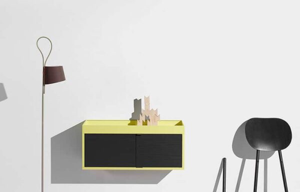 Schreibtischlampe und schwarz-weißes Möbelset, modernes stilvolles Wohnzimmerdesign, stilvolle Inneneinrichtung, minimalistische Innendekoration, Designmöbel.