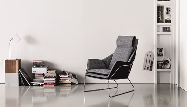Ahorn-Sessel in modernem Wohnzimmer, minimalistische Inneneinrichtung, stilvoller Wohnstil, elegante Sitzmöbel, skandinavisches Design.