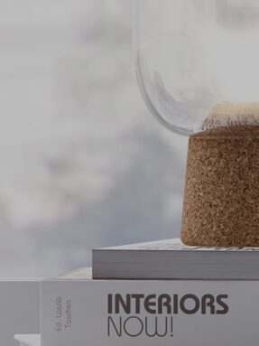 Glasflasche auf Korkunterlage für nachhaltiges Dekor und umweltfreundliche Einrichtung.