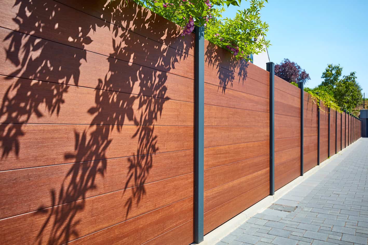 Hölzerne Sichtschutzwand aus Holzlamellen für Garten und Terrasse.