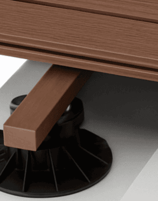 Moderner Holztisch mit robustem Metallfuß, langlebig und stilvoll.