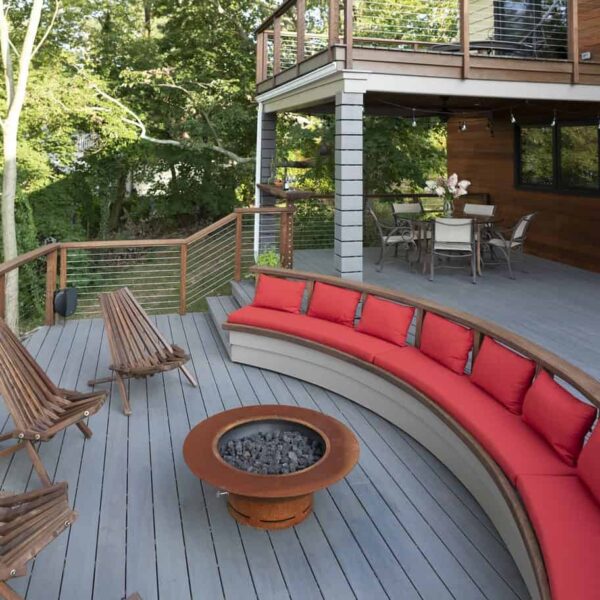 Gemütliche Holzterrasse mit Feuerstelle, Lounge und Sitzgelegenheiten im Garten.