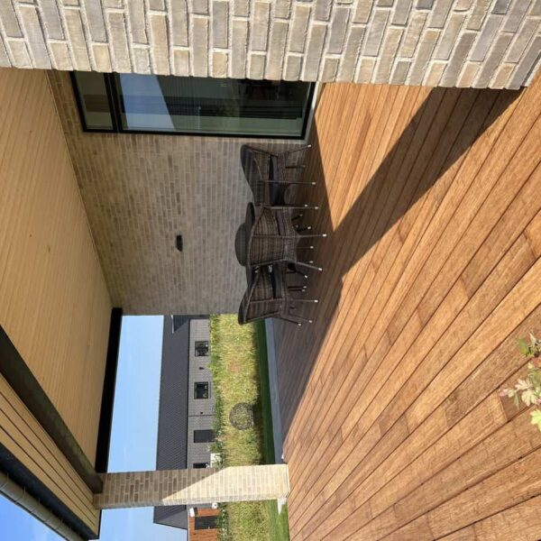 Holzterrasse mit Sitzmöbeln und Blick auf Garten, ideal für Entspannung im Freien.