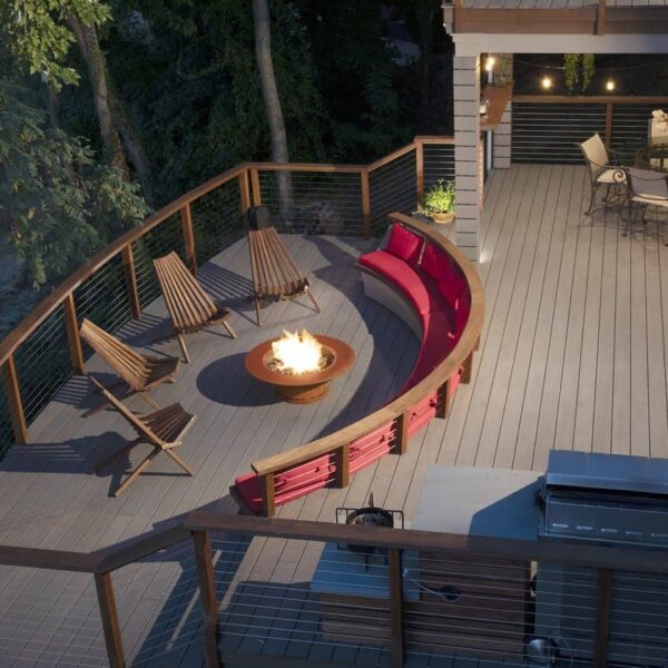 Terrasse mit Feuerstelle, Lounge und Essbereich im Garten.