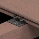 Holztisch mit Metallbeschlägen, langlebig und stilvoll für Esszimmer oder Büro.