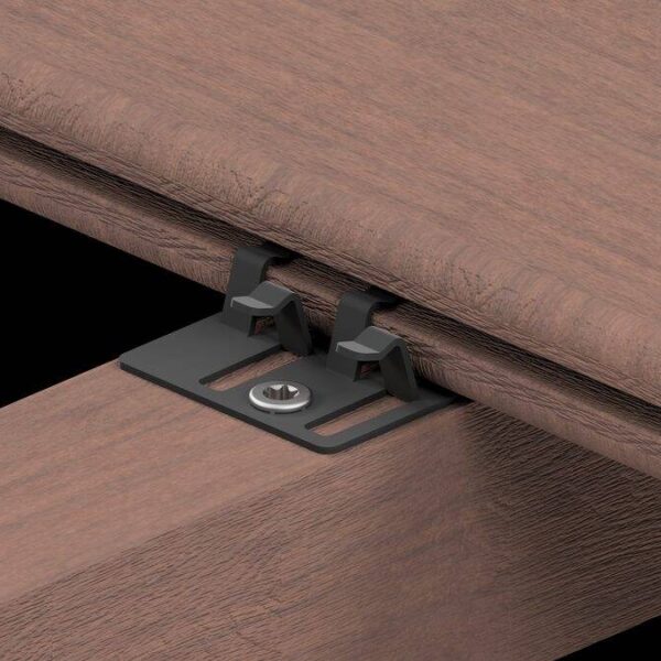 Holztisch mit Metallbeschlägen, langlebig und stilvoll für Esszimmer oder Büro.