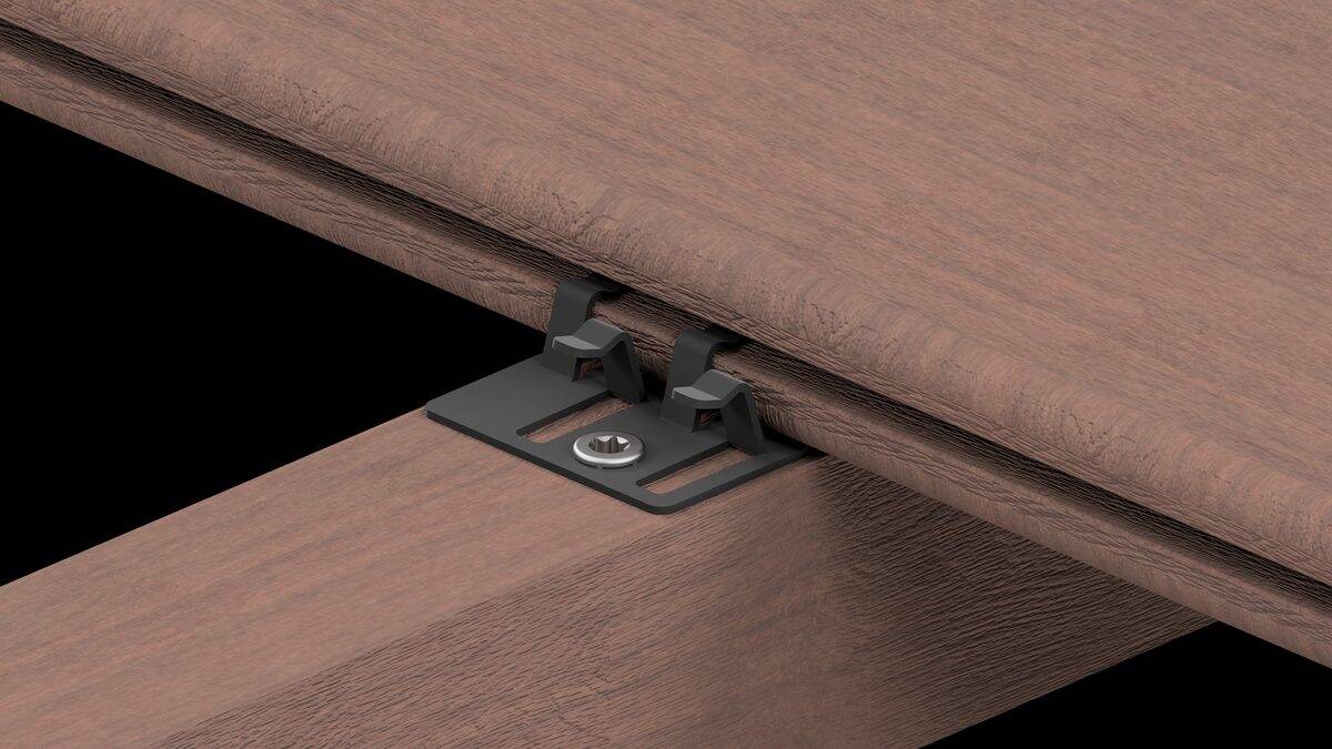 Holztisch mit Metallbeschlägen. Holztisch mit Metallbeschlägen, langlebig und stilvoll für Esszimmer oder Büro.