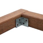 Holzrahmen mit Metallwinkel für stabile Verbindung, ideal für Gartenmöbel und Dekorationen.