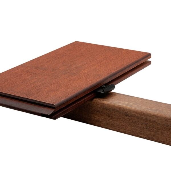 Holzklotz mit Holzplatte, handgefertigt, nachhaltiges Material.