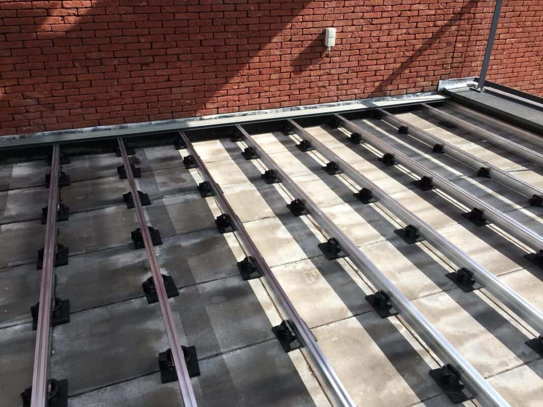 Dach mit Solarzellen und Montagesystem für erneuerbare Energie.