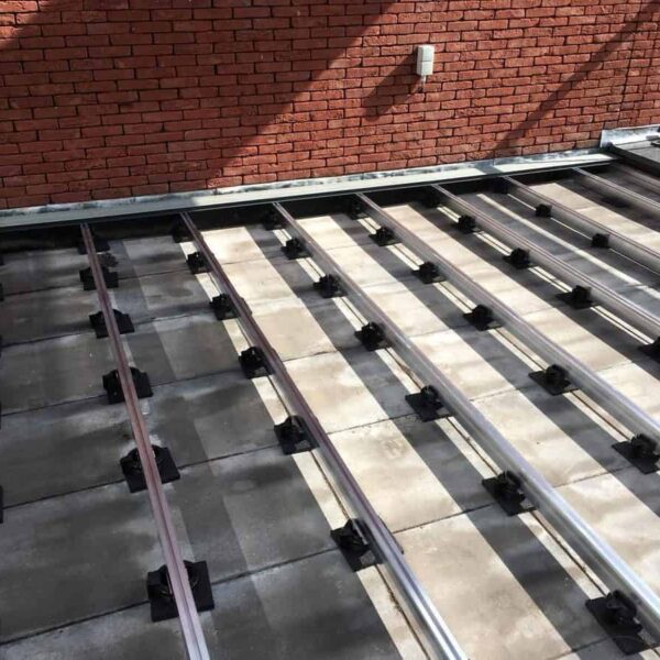 Dach mit Solarzellen und Montagesystem für erneuerbare Energie.