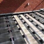 Dach mit Solarzellen und Montagesystem für nachhaltige Energie.