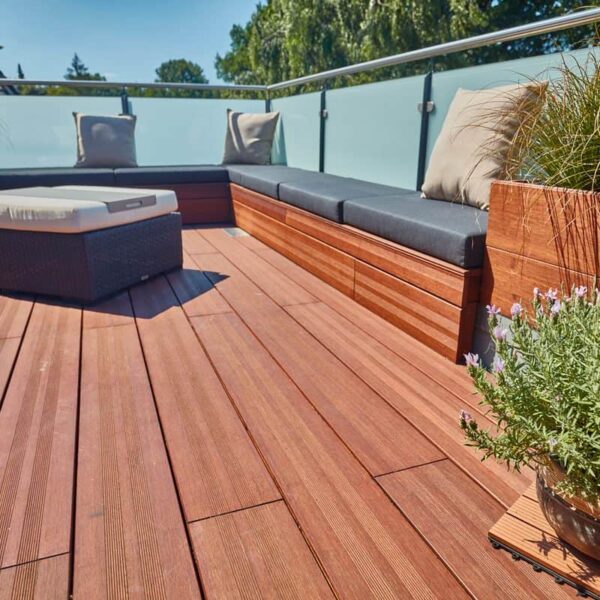 Garten-Terrasse mit Holzdecks, bequemen Sitzmöbeln und Pflanzen, ideal für Entspannung im Freien.