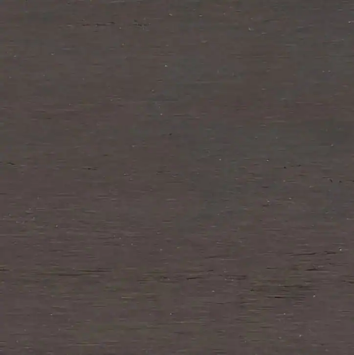 Dunkles Holzdekor für nachhaltige Inneneinrichtung.