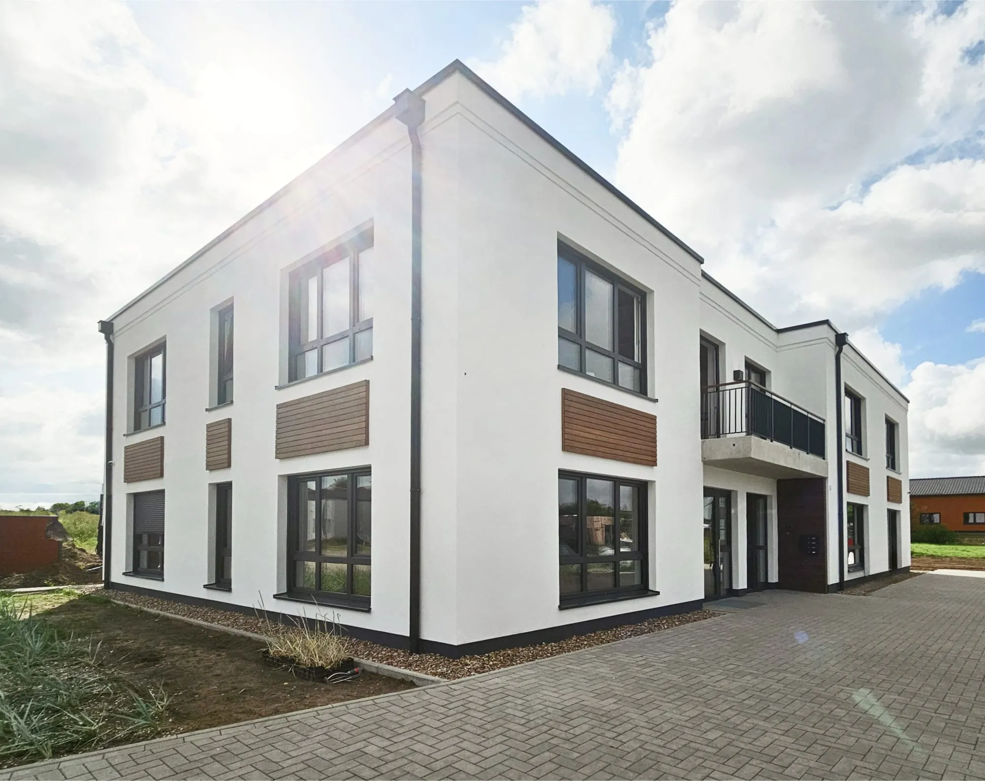 Moderne Bambus-Fassade mit aMbooo Signature Profil an Bürogebäude